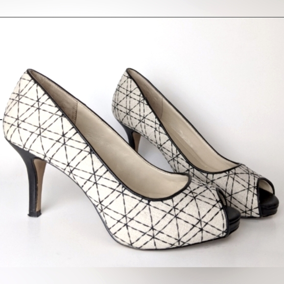 Coach and Four Fabric Peep Toe Heels Size 7.5 - Picture 2 of 7